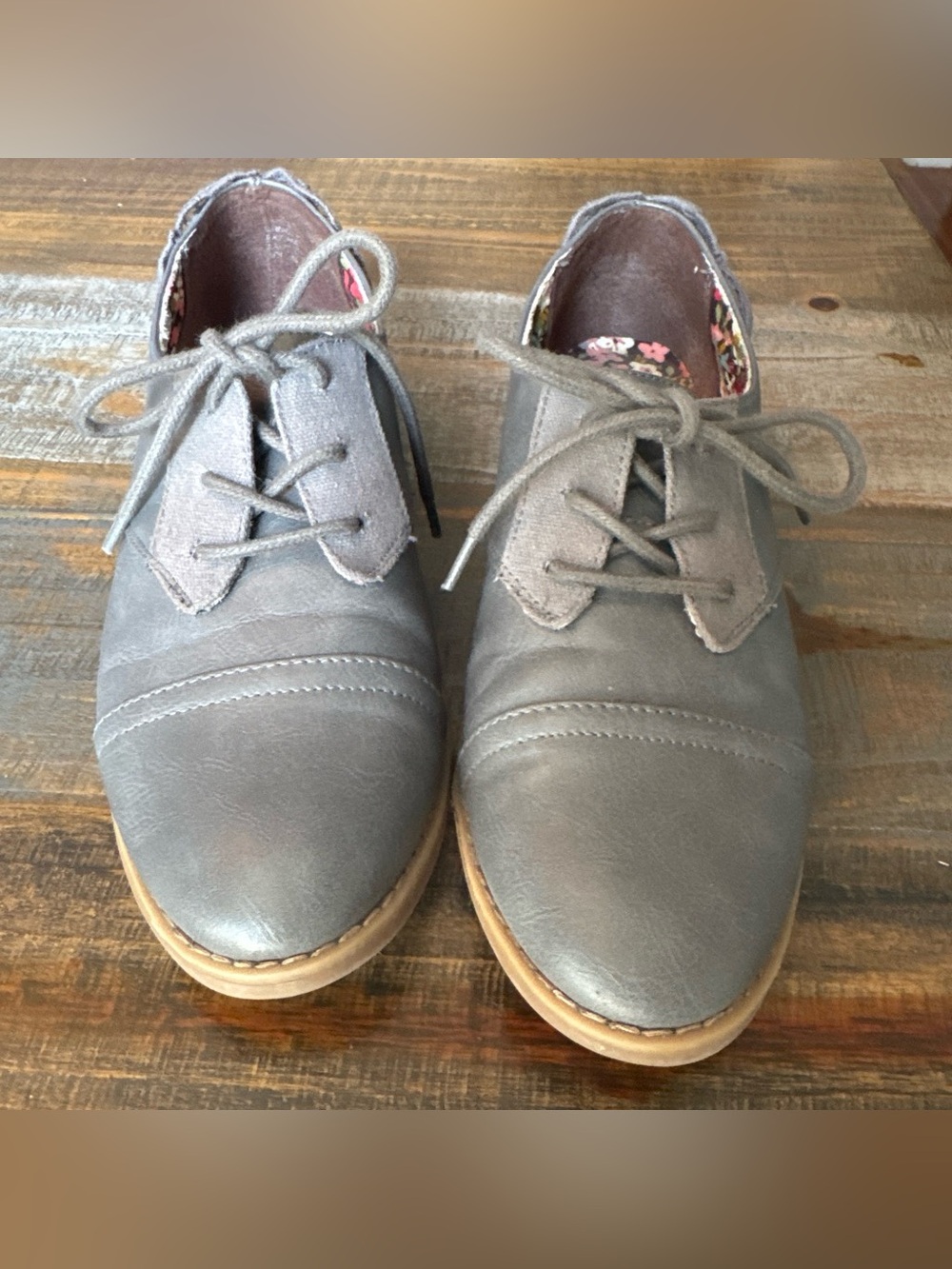 Gray Women’s Lace-Up Casual Oxfords